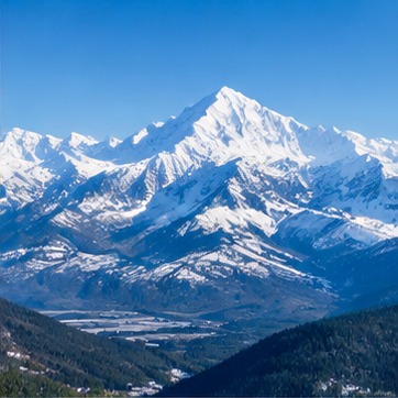 雪山远景示意