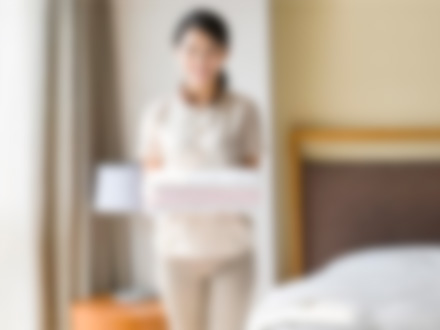 家政人员整理居家物品示意