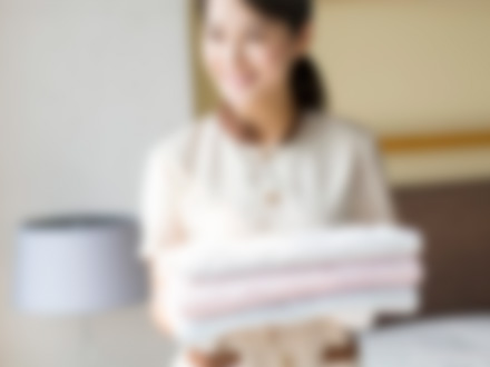 家政人员整理居家物品示意