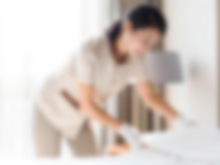 家政人员清洁明亮厨房示意
